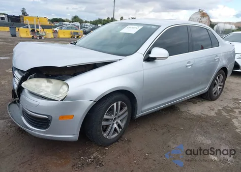 2006 Volkswagen Jetta 2.5 z USA, uszkodzony, nr VIN 3VWSG81K26M650566